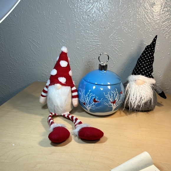 Cardinals in the snow candy dish 7 inches tall - Picture 2 of 5